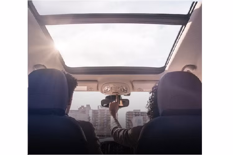 Jeep Compass 2020 giá rẻ cũng có các trang bị an toàn toàn đầy đủ. Xe không chỉ trang bị bộ kiểm soát độ bám đường cùng hệ thống quản lý cân bằng mà còn đi kèm với hệ thống chống lật điện tử (ERM). Tính năng này sẽ giúp xe “dính chặt” vào đường ngay cả trong khi cua gấp. Chưa dừng lại ở đó, mẫu crossover còn trang bị tiêu chuẩn với camera lùi có cảm biến và hệ thống phát hiện còn người, trẻ em ngồi trong xe.