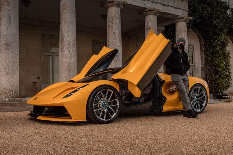 Chiếc siêu xe điện thứ hai mà Lotus mang đến Goodwood sở hữu màu sơn đen với một số các đường kẻ sọc và chi tiết được sơn màu vàng. Nếu là một người theo dõi đua xe và đã từng tìm hiểu về lịch sử của Lotus, bạn chắc chắn đã nhận ra đây chính là phối màu từng được hãng sử dụng rộng rãi trong những năm cuối thập niên 70 và thập niên 80 trên những chiếc xe đua của mình.