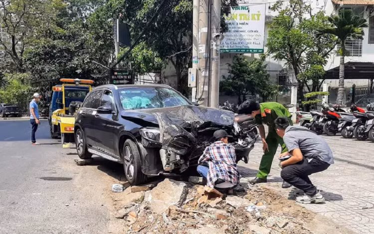Lai xe Mercedes gay tai nan kinh hoang gan san bay duong tinh voi ma tuy