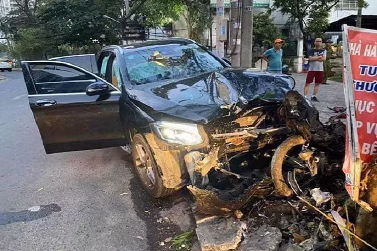 Lai xe Mercedes gay tai nan kinh hoang gan san bay duong tinh voi ma tuy-Hinh-4