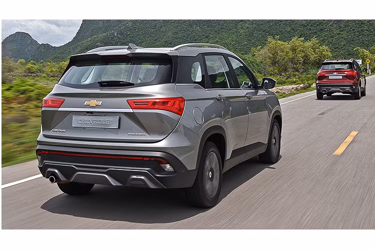 Tại Thái, Chevrolet Captiva thế hệ mới được bán với hai phiên bản 05 và 07 chỗ để tăng sự lựa chọn cho người mua. Khi chưa giảm giá, Chevrolet Captiva có giá bán từ 999.000 baht (767 triệu đồng) cho phiên bản LS và người mua cũng có thể tùy chọn phiên bản 07 chỗ ngồi với giá thêm 30.000 baht. Bên cạnh đó, phiên bản LT có giá bán 1,099 triệu bath (khoảng 844 triệu đồng) và phiên bản Premier có giá 1,199 triệu baht (khoảng 920 triệu đồng).