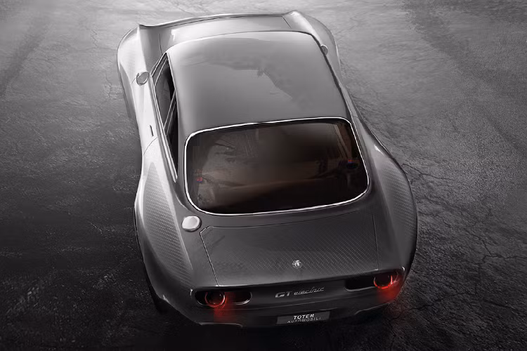 Chiếc xe điện Totem Automobili này là sản phẩm của quá trình chế tác lại dựa trên nền tảng chiếc xe hơi cổ điển Alfa Romeo GT Junior ra đời vào thời gian 1965 đến 1977 của hãng xe nước Ý.