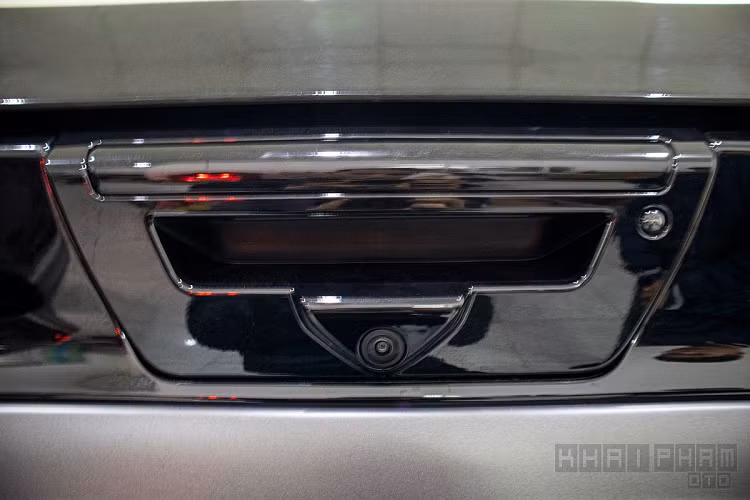 Xung quanh Ford F-150 đặc biệt trên sở hữu nét cứng cáp cùng những đường chỉ đỏ cam được điểm xuyết tạo điểm nhấn. Hệ thống lưới tản nhiệt được sơn đen bóng với viền đỏ cam, ngay trên nắp ca-pô xe cũng có phần lưới tương tự. Đèn xe của Ford F-150 giới hạn sử dụng công nghệ LED hoàn toàn, đèn sương mù kết hợp với cản trước cùng dải đèn LED thiết kế thêm.