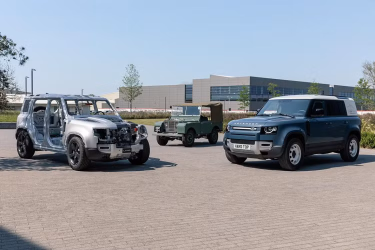 Phiên bản Land Defender Rover Hard Top sẽ được bán ra trên cả hai phiên bản Defender 90 và Defender 110. Xe được phát triển trên nền tảng của Defender thế hệ thứ hai thông qua bàn tay của bộ phận chuyên chế phương tiện đặc biệt (SVO – Special Vehicle Operations) của Land Rover. Cả hai biến thể đều sở hữu hệ thống treo lò xo cuộn cùng tùy chọn hệ thống treo khí nén cho bản 110.