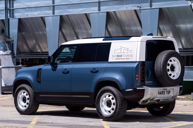 Land Rover cho biết nhiều biến thể khác của Defender Hard Top sẽ ra mắt trong thời gian tới và đó cũng là lúc hãng nhận đặt hàng mẫu xe này. Giá xe Defender Hard Top khởi điểm từ 35.500 Bảng Anh tại thị trường quê nhà.