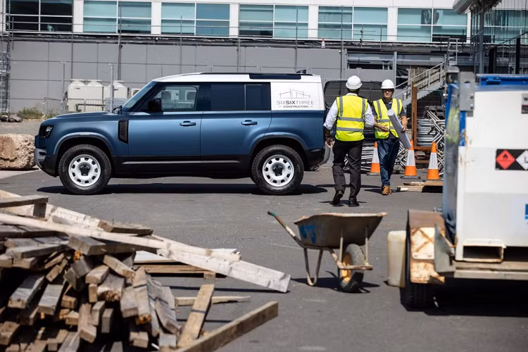 Đây không phải là lần đầu tiên Land Rover ra mắt phiên bản xe tải Hard Top cho Defender. Dòng sản phẩm này thực chất đã được ra mắt lần đầu vào năm 1950 với mui cứng có thể thao rời. Ở phiên bản mới, Defender tiếp tục sở hữu những điểm đặc trưng của dòng sản phẩm với mui cứng nhằm tăng cường độ vững chãi tuy nhiên bạn sẽ không thể tháo rời phần mui này nữa.