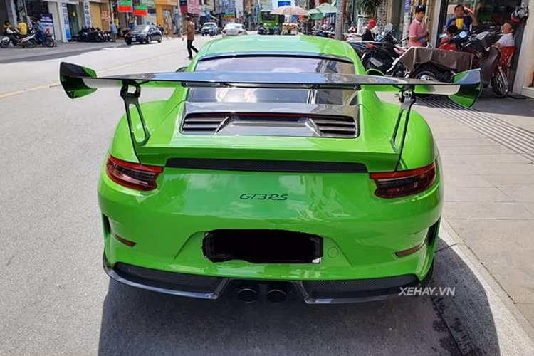 Trong khi đó, ở phía sau, Porsche 911 GT3 RS được trang bị cụm đèn hậu dạng 3 tầng Led sắc sảo, cánh gió sau cỡ lớn thể thao và hệ thống ống xả kép ở giữa.