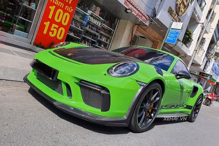 Porsche 911 GT3 RS thế hệ mới có phần nắp ca-pô dài tích hợp hai khe hút gió đặt dọc và nhiều đường gân dập nổi khỏe khoắn, đây là một phần sửa đổi thuộc gói độ TechArt Carbon Sport Package. Ngoài ra, gói nâng cấp còn bao gồm viền hốc gió trước, ốp sườn, viền hốc hút gió bên hông, cánh gió sau và nắp động cơ mới.