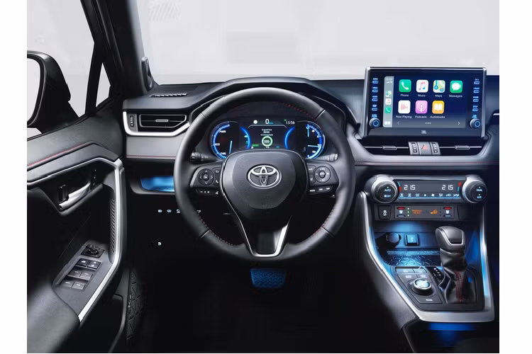 Toyota RAV4 Plug-in Hybrid bản châu Âu dễ nhận biết nhờ sơn ngoại thất hai tông màu, cản trước thể thao, nhãn hiệu màu xanh, bộ mâm 18 inch và 19 inch mới.