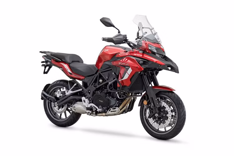 Sau khi tung ra mẫu Benelli TNT600 2020 tại thị trường Trung Quốc, thương hiệu xe gốc Ý Benelli vừa công bố kế hoạch nâng cấp cho bộ đôi xe Sport Touring Benelli TRK 502 và TRK 502X. Theo đó, phiên bản mới của dòng TRK 502 đều sẽ được trang bị đồng hồ là màn hình màu TFT tương tự như TNT600.