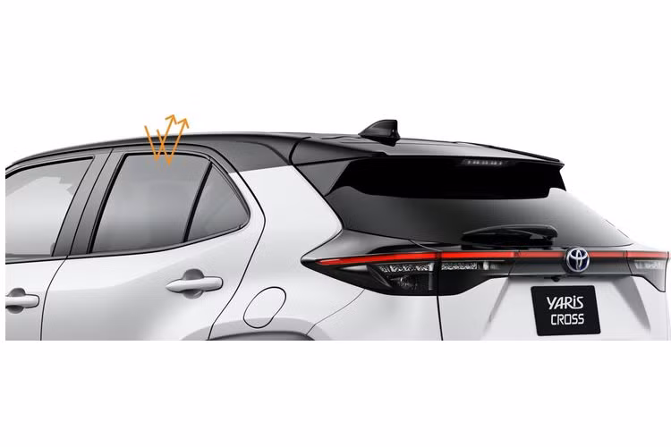 Ngoài ra, Elegant Ice Style còn có nhiều nâng cấp khác cho nội thất của Yaris Cross, bao gồm bảng điều khiển và các bề mặt trang trí bằng crôm sáng và màu đỏ Bordeaux, hệ thống đèn chiếu sáng bổ sung trên bảng điều khiển trung tâm, ốp bệ cửa, đèn LED trong cabin và khu vực chở hàng (có sàn gỗ), thậm chí biển số phía sau cũng có đèn LED chiếu sáng.