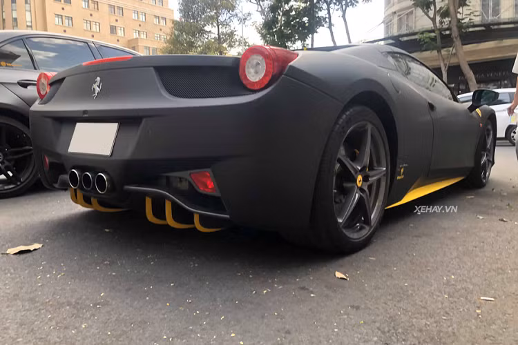 Theo nhà sản xuất siêu xe nước Ý, mẫu xe 458 Spider chỉ mất 14 giây để đóng/mở bộ mui cứng nặng 25 kg. Ngoài ra, siêu xe này có thể đóng/mở mui ngay cả khi xe đang chạy.