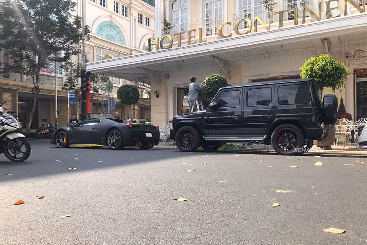 Đi kèm với đó còn là hộp số ly hợp kép 7 cấp. Từ đó, "siêu ngựa" mui trần này có thể tăng tốc từ 0 - 100 km/h với 3,4 giây trước khi đạt vận tốc tối đa 320 km/h.