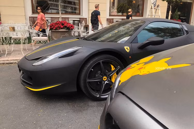 Chính vì vậy, lần trở lại với "bộ cánh" đen lì hoàn toàn mới này của 458 Spider đã khiến không ít dân mê xe khu vực tỏ ra thích thú và trầm trồ.