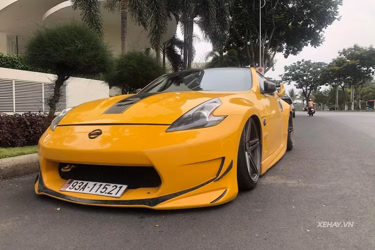 Đuôi gió phía sau của chiếc Nissan 370Z độ khủng được nhắc đến trong bài đã được thay thế, đem lại cảm giác thể thao và mạnh mẽ hơn. Đặc biệt, bộ ống xả kép nguyên bản của xe vẫn được giữ lại