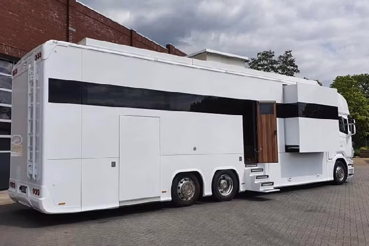 Ở phía đuôi của chiếc RV là một garage, và cho dù chúng ta không có hình ảnh cụ thể ở đây, nó được lắp một bàn làm việc với một số bộ công cụ cơ khí và một tủ lạnh nhỏ riêng biệt. Khu vực này cũng có bồn rửa và một vòi nước để tắm ngoài trời, hoặc để rửa bùn đất trên sàn. Một chiếc máy giặt và máy sấy cũng được chuẩn bị sẵn để giặt quần áo, và bạn sẽ còn tìm thấy một máy nén khí tích hợp trong với bình dung tích 15,8 lít.