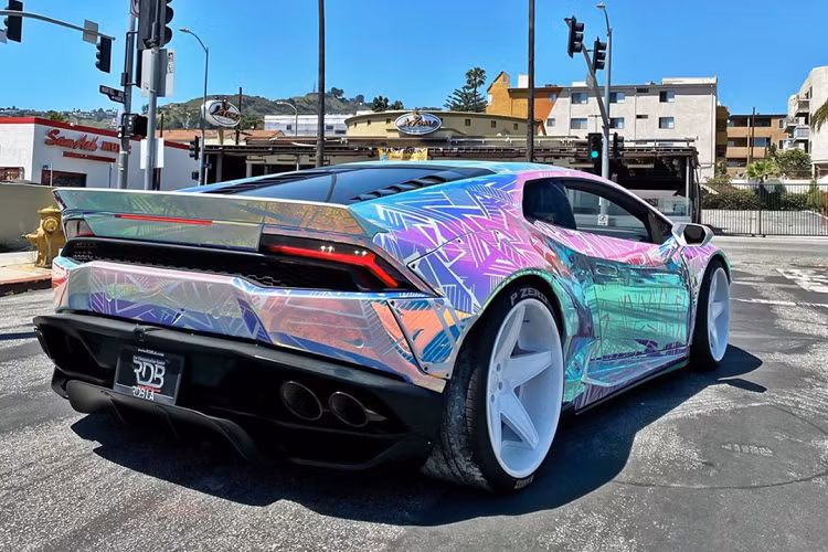 Vốn sở hữu lớp sơn trắng nguyên bản, Chris Brown đã từng chọn lớp decal màu xám xi-măng cho “siêu bò” sau khi quá trình độ widebody cho xe hoàn tất, bộ mâm Forgiato đa chấu sơn đen cũng được lựa chọn. Mới đây nhất, sau khi thay áo mới thì mẫu siêu xe này cũng được nâng cấp bộ mâm Forgiato 5 chấu đơn có thiết kế giống với bộ đôi Aventador SV và Aventador SV Roadster.