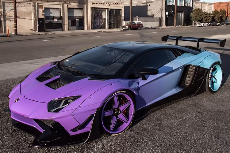 Được biết, Chris Brown đã hợp tác cùng garage RDBLA nhằm thực hiện dự án độ công phu này. Để biến những ý tưởng của Chris Brown về một chiếc Huracan lấp lánh trở thành sự thật, garage RDBLA đã mất 1 tháng để lên ý tưởng và trải qua những công đoạn thử nghiệm để tạo ra lớp decal đặc biệt nói trên. Với 3 lớp decal dán chồng lên nhau, tất cả cùng kết hợp để tạo ra một vẻ ngoài độc nhất vô nhị cho siêu bò của Chris Brown.