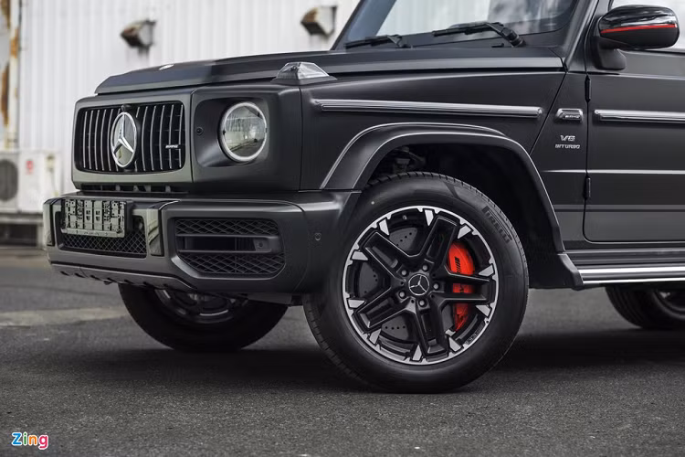 Gói Trail Package bao gồm bộ mâm 5 chấu 20 inch với thiết kế cứng cáp. Bên trong là kẹp phanh hiệu suất cao AMG màu đỏ nổi bật.