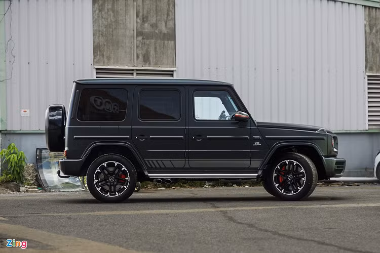 Tổng thể, Mercedes-AMG G 63 với gói Trail Package không có nhiều khác biệt so với xe nguyên bản. Xe sở hữu màu đen mờ, đi cùng bộ tem ở phần dưới cửa và viền đỏ trên ốp gương chiếu hậu tương tự phiên bản Edition 1. 