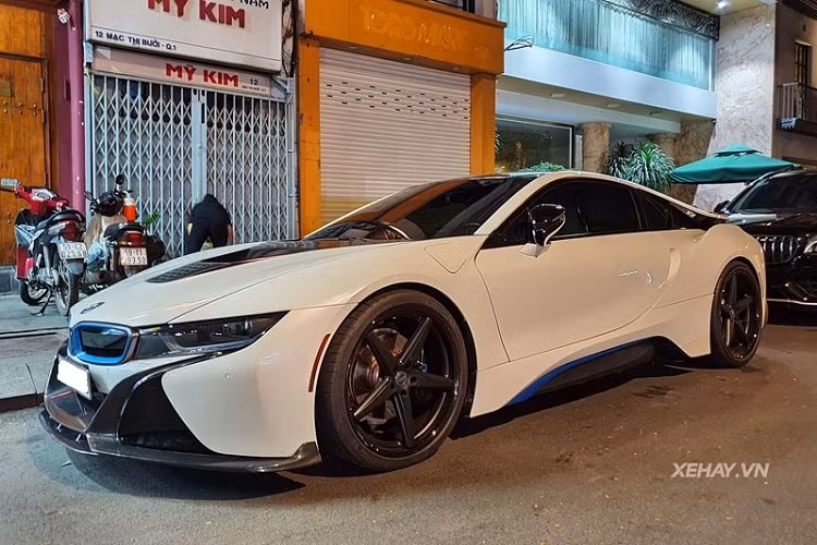 Chủ nhân của chiếc siêu xe BMW i8 này đã nâng cấp "xế yêu" với bodykit carbon có tên Darwin PRO BZK Carbon Fiber Aero, có tổng giá trị khoảng 10.000 USD (tương đương khoảng 231 triệu đồng). 