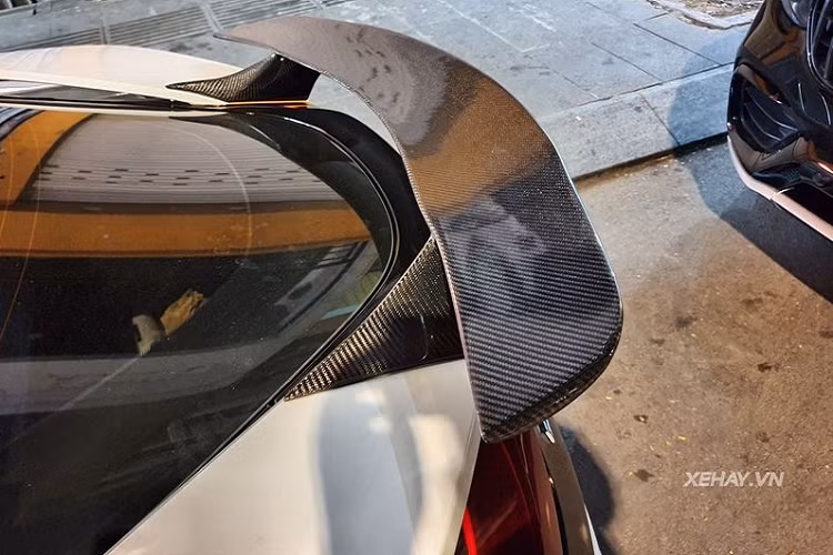 Được biết, trước đó chiếc BMW i8 tại Sài Gòn này nguyên bản có thân xe màu cam rực rỡ nhờ việc dán decal, nhưng bây giờ chủ xe đã gỡ bỏ lớp áo cam để siêu xe trở về màu trắng như ban đầu. 