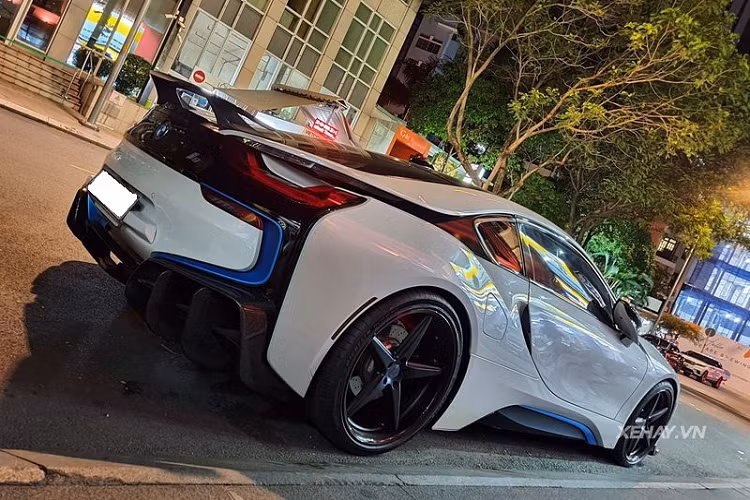 Ở phía sau mẫu siêu xe Đức được bổ sung cánh lướt gió sợi carbon trị giá 1.375 USD (khoảng 32 triệu đồng) và bộ khuếch tán sợi carbon hầm hố có giá 2.450 USD (khoảng 57 triệu đồng). 