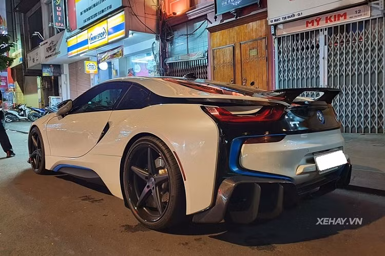 Phải nói bộ bodykit mới đã giúp siêu xe tưởng như đã "hết thời" tại Việt Nam trở nên cá tính, thể thao và bắt mắt hơn hẳn. Cụ thể, BMW i8 bản độ này được trang bị cản trước carbon mới có thiết kế góc cạnh, táo bạo hơn, chi tiết này có giá 2.300 USD (khoảng 53 triệu đồng). 