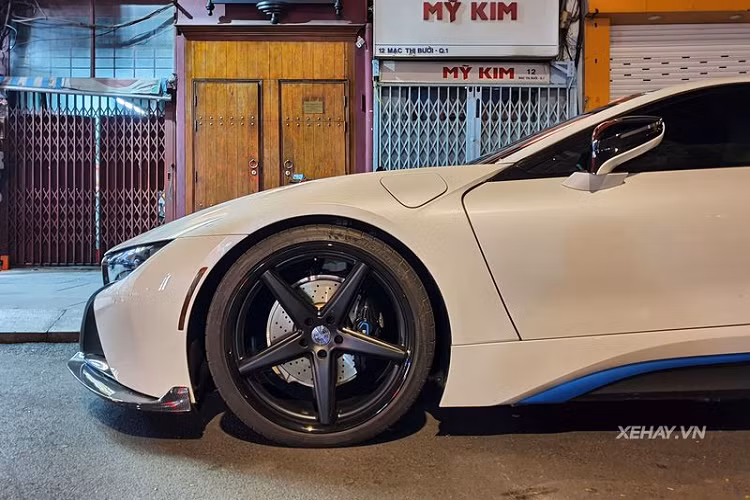 BMW i8 hiện tại ở Việt Nam khá "rẻ" với giá xe cũ khoảng 3 - 4 tỷ đồng, xe mới có giá khoảng 7,5 tỷ VNĐ. Xe sử dụng động cơ hybrid kết hợp giữa động cơ xăng 1.5L cho công suất 231 mã lực / mô-men xoắn cực đại 320Nm và động cơ điện mạnh 131 mã lực / 250Nm, cho tổng công suất 362 mã lực và mô-men xoắn cực đại 570Nm. BMW i8 có thể chạy nước rút từ 0-100 km/h trong 4,4 giây. 
