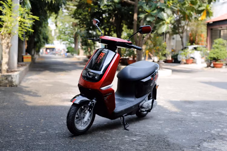 Là một trong 3 mẫu xe máy điện cao cấp được thương hiệu Yadea đưa vào thị trường Việt, dòng xe máy điện Yadea tầm trung hướng đến phân khúc đối tượng sử dụng là học sinh, sinh viên với ưu điểm là quãng đường đi được trong một lần sạc điện lên tới 109 km chưa từng có ở bất kì mẫu xe máy điện nào, thậm chí nó còn đi được xa hơn “đàn anh” G5 vốn có giá bán cao gấp đôi.