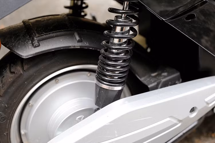 Đầu xe được thiết kế khoa học, phù hợp với thói quen và phản ứng tâm lý của người lái giúp người lái dễ dàng thao tác trong quá trình sử dụng cũng như giúp người mới sử dụng xe dễ dàng làm quen.