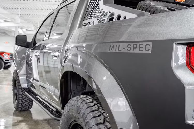 Không chỉ mạnh về hiệu năng, ngoại hình của chiếc F-150 cũng dữ dằn không kém. Cụ thể, nhà độ MSA đã trang bị thêm cho chiếc bán tải bán chạy nhất nước Mỹ hệ thống đèn pha LED, bộ mâm hợp kim 20-inch và lốp LT Nitto Ridge Grappler kích thước 37×13.59R20, hệ thống ống xả kép sơn đen nam tính và bậc lên xuống 2 bên với công nghệ sơn tĩnh điện cao cấp.