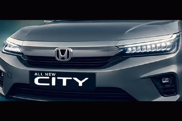 Về các trang bị, trên phiên bản tiêu chuẩn Civic V có sẵn trang bị đèn pha và đèn sương mù dạng halogen, đèn định vị ban ngày và đèn hậu dạng LED, mâm xe 15 inch, màn hình giải trí cảm ứng kích cỡ 8 inch có kết nối điện thoại thông minh, hệ thống âm thanh 4 loa, ốp nội thất màu đen bóng, khởi động thông qua nút bấm, ghế bọc nỉ, điều hoà tự động 1 vùng, lẫy chuyển số sau vô-lăng.