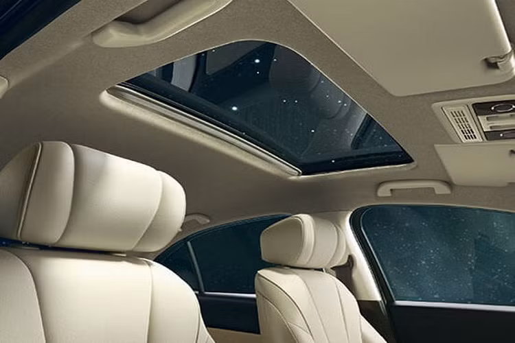 Trên phiên bản ZX cao cấp nhất, City 2020 được bổ sung hệ thống đèn pha và đèn sương mù Full-Led, nội thất bọc da, trang trí chi tiết ốp giả gỗ, đệm đầu, đèn viền sàn xe, gương gập điện, cửa sổ trời, rèm che nắng phía sau và đặc biệt là hệ thống camera LaneWatch...