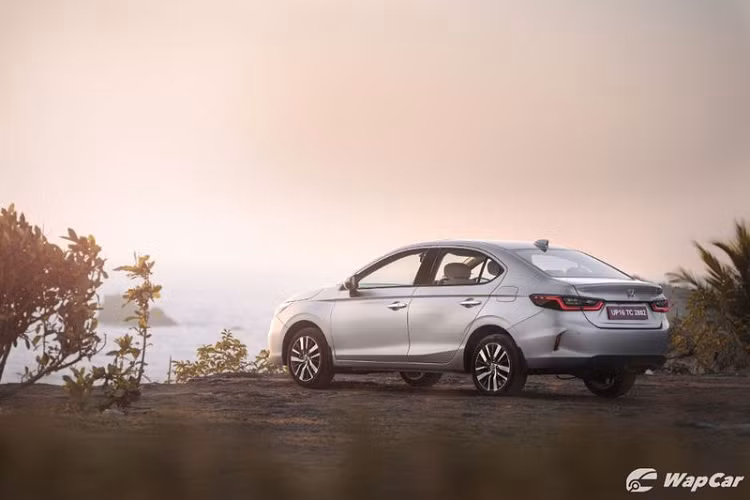 Về truyền động, Honda City 2020 giá rẻ tại Ấn Độ được trang bị 2 tuỳ chọn động cơ. Bao gồm động cơ xăng i-VTEC DOHC 4 xy-lanh 1.5L, sản sinh công suất 121 mã lực và 145 Nm mô-men xoắn cực đại. Tiếp tới là động cơ dầi i-DTEC tăng áp, sản sinh công suất tối đa 100 mã lực và 200 Nm mô-men xoắn cực đại. Đi kèm với đó là tuỳ chọn hộp số sàn 6 cấp hoặc hộp số tự động CVT.