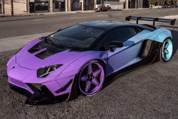 Trong nhiều năm trước đó, Brown đã sở hữu chiếc siêu xe Lamborghini Aventador SV với lớp sơn đỏ, nổi bật hẳn so với những chiếc siêu xe khác. Bên cạnh đó, anh chàng này cũng chứng tỏ sở thích kì lạ với nhiều pha độ xe đầy ấn tượng, trong đó bao gồm cả chiếc Lamborghini Huracan màu cầu vồng.