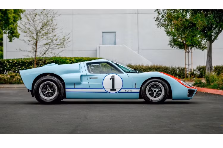 Tất nhiên, việc đem một chiếc Ford GT40, vốn có giá hàng triệu USD tại các phiên đấu giá, vào một bộ phim hành động là một việc vô cùng mạo hiểm và đầy rủi ro. Do đó, nhà sản xuất phim đã quyết định sử dụng mẫu replica do Superformance chế tạo.