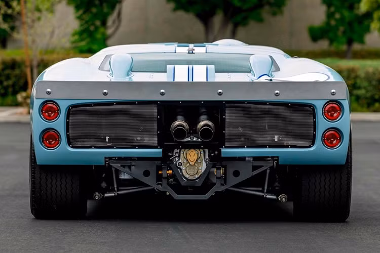 Trong quá khứ, Ford GT40 là mẫu xe được chế tạo để đối đầu trước sự thống trị của Ferrari tại giải đua 24 Hours of Le Mans. Vào năm 1966, Ford GT40 đã chấm dứt chuỗi bất bại của Ferrari 330 P3. Tính từ năm 1964 đến năm 1969, chỉ có 105 chiếc Ford GT40 được chế tạo.