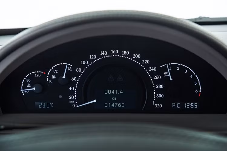 Tất nhiên, ngoài động cơ, hãng độ Brabus còn bổ sung trang bị cho chiếc Maybach 57S. Cụ thể, xe được trang bị bộ vành hợp kim Brabus Monoblock VI với đường kính 21 inch, nằm trong lốp Dunlop có kích thước 275/40 R 21 trước và 315/35 R 21 sau. Thêm vào đó là mô-đun hạ thấp gầm dành cho hệ thống treo Airmatic nhằm mang đến thiết kế khí động lực học hơn cho xe.