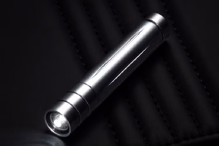 Chiếc ghế được làm từ chất liệu da Rolls-Royce tốt nhất và được chạm nổi biểu tượng Spirit of Ecstasy. Khách hàng có thể lựa chọn màu sắc, chất liệu da cho chiếc ghế của mình với bảng màu tương tự như bảng màu da nội thất xe.