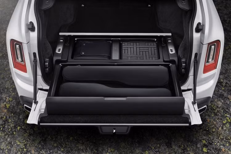 Phụ kiện ghế Pursuit Seat hiện có thể được mua theo cặp hoặc mua lẻ tại tất cả các đại lý của Rolls-Royce trên toàn cầu. Giá ghế di động Rolls-Royce này là 9,367 USD (khoảng 216 triệu đồng) và sẽ tăng tùy thuộc vào mức thuế địa phương hoặc mức độ cá nhân hóa của chiếc ghế.