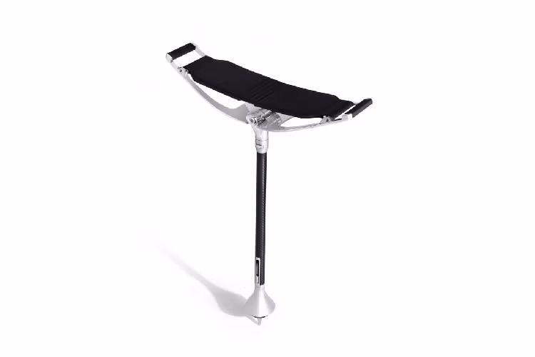 Ghế Pursuit Seat Rolls-Royce mới là một sản phẩm hiện đại được tái tạo từ chiếc ghế di động truyền thống, được thiết kế bởi đội ngũ Bespoke Collective tại Trụ sở Home of Rolls-Royce được đặt tại Goodwood, West Sussex. Đúng với tinh thần của phiên bản gốc, chiếc ghế Pursuit Seat mang đến sự thoải mái cho người sử dụng cũng như sự tiện dụng khi có thể sử dụng ở mọi nơi như ở thị trấn hoặc vùng nông thôn.