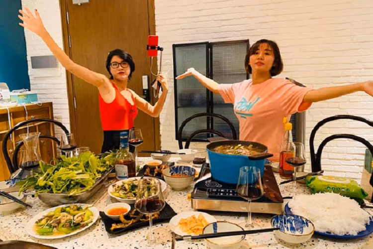 Tranh thủ những ngày không có lịch diễn, Văn Mai Hương "trổ tài" nội trợ. Cô chia sẻ làm nhiều món ăn như vịt om xấu, nấu xôi, sữa chua... Nữ ca sĩ còn sắm dụng cụ nấu ăn thông minh có giá hàng chục triệu đồng.