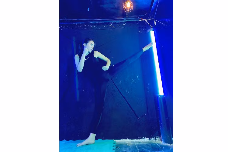 Kỳ Duyên "khoe" hình ảnh tập võ để rèn luyện sức khỏe. Cô viết: "Tân binh tập sự. Sẽ cố gắng mỗi ngày thật nhiều hơn nữa. Một tuần có 7 ngày đi tập cả 6 ngày, vui lắm! Mỗi ngày rướn 1 tí để khi nào chân chạm cái bóng đèn kia mới được nha".