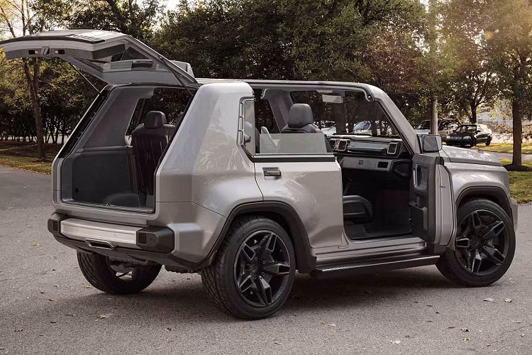 Ở phía sau, G-Niva gây thiện cảm bởi sự đơn giản có lẽ lấy từ Lada 4x4 với cặp đèn hậu đơn giản và ống xả nằm giữa. Bên trong cabin của G-Niva là sự pha trộn hài hòa giữa cũ và mới. Xe được trang bị một cụm đồng hồ kỹ thuật số và màn hình thông tin giải trí lớn trong khi chiếc xe có lỗ thông gió hình vuông kiểu retro.