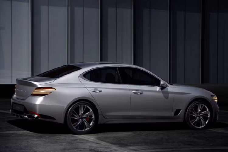 Các thay đổi ở hông mẫu xe sang Genesis G70 mới không có nhiều ngoại trừ sự xuất hiện của khe gió đặt ngay sau vòm bánh trước. Mặt khác, Genesis đã thực hiện một cuộc đại tu cho đuôi xe của G70 2021 với việc trang bị đèn hậu "Quad Lamps" tương tự đèn pha - lấy cả hứng từ đôi cánh bay bổng trong logo của Genesis. Ngoài ra, xe còn có bộ khuếch tán cùng màu thân xe và ống xả kép hình bầu dục.