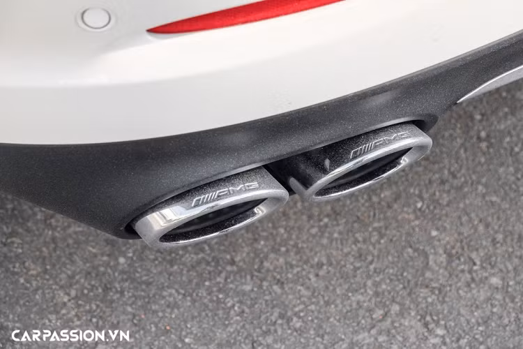 Là một phiên bản hiệu năng cao, Mercedes-AMG GT 53 4MATIC+ được hãng xe Đức bổ sung thêm một cánh gió chỉnh điện đặt ẩn vào đuôi xe, chi tiết này giúp tăng thêm lực ép xuống mặt đất cho thân xe và trở nên đặc biệt quan trọng khi xe vận hành ở tốc độ cao. Cuối cùng là logo “AMG” và “GT 53” đặt ở hai bên đuôi xe.