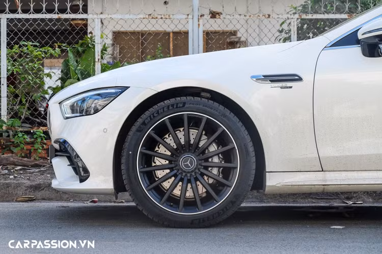 Ở phần đầu xe, Mercedes-AMG GT 53 tại Việt Nam toát lên nét thiết kế hầm hố đặc trưng của các mẫu xe hiệu năng cao nhà AMG. Xe được trang bị lưới tản nhiệt nan dọc Panamericana kết hợp cùng cụm đèn chiếu sáng MULTIBEAM LED hiện đại. Nắp ca-pô được dập với hai đường gân mạnh mẽ, phía dưới là sự xuất hiện của hai hốc gió cỡ lớn.