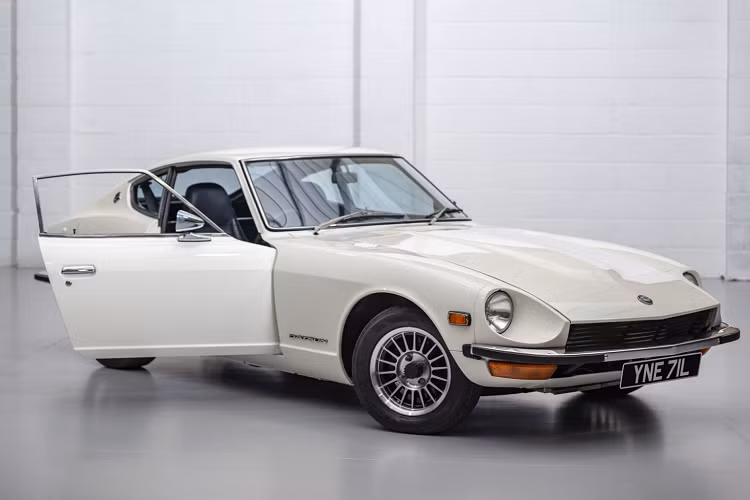 Đối với Datsun 240Z đời 1972 nguyên bản, những chiếc xe này được sản xuất với trang bị động cơ 6 xy-lanh thẳng hàng có dung tích 2.4 lít, động cơ này có khả năng sản sinh công suất khoảng 151 mã lực, mô-men xoắn 198 Nm kết hợp cùng hộp số sàn 5 cấp.