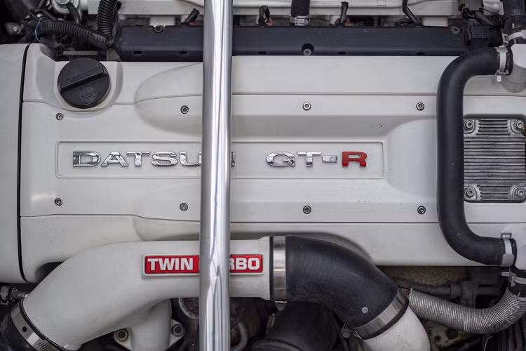 Tuy nhiên, việc nâng cấp động cơ này chưa phải là điều thú vị nhất. Chiếc Datsun 240Z này nguyên bản được trang bị tay lái thuận, nhưng để phù hợp cho việc vận hành ở Anh Quốc, chiếc xe đã được chuyển đổi thành tay lái nghịch.